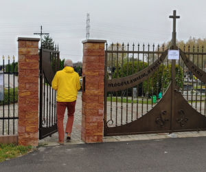 Ksiądz zamienił cmentarz na park, żeby wierni odwiedzili groby