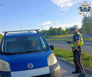 18-latek przewoził Fiatem pasażera siedzącego na pniu drzewa!