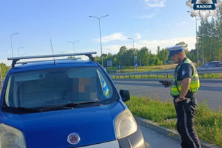 18-latek przewoził Fiatem pasażera siedzącego na pniu drzewa!
