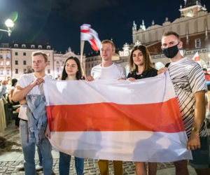 Manifestacja Białorusinów na rynku w Krakowie. Precz z Łukaszenką!