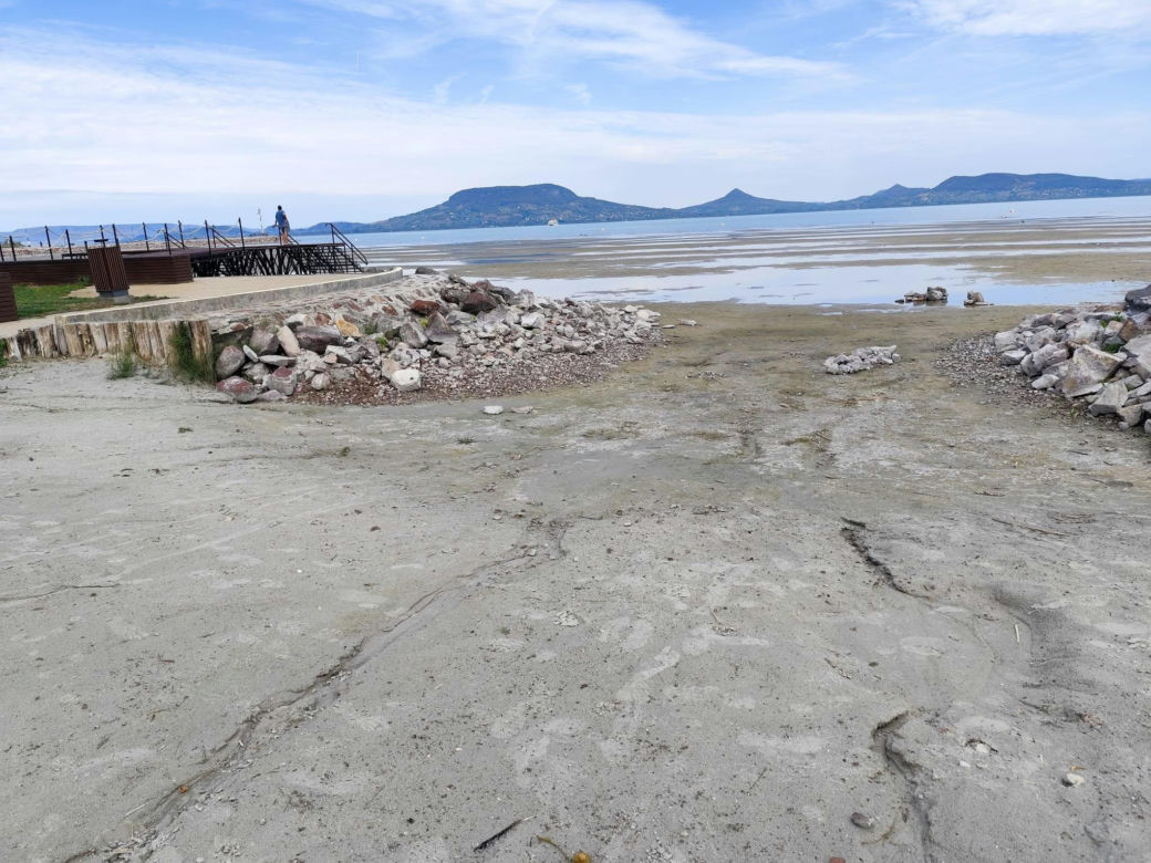 Balaton wysycha i zamienia się w kałużę. Potężne jezioro odsłoniło dno