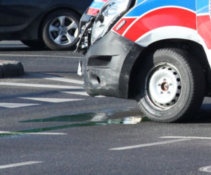 Zderzenie suzuki z karetką na sygnale na skrzyżowaniu Zamienieckiej z Ostrobramską