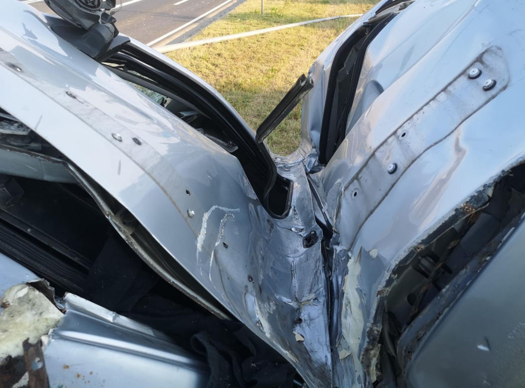 Groźny wypadek w Szczecinku. Peugeot roztrzaskał się na latarni