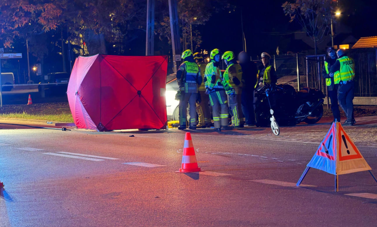 Motocyklista chciał wyprzedzić dwa auta. Uderzył w trzecie. Zginął.