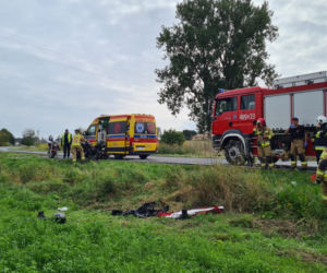 Motocyklista wypadł z drogi i wylądował w rowie! Koszmarny wypadek na DK 25  