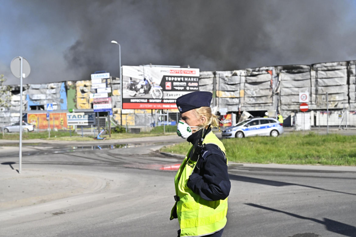 Zgliszcza kompleksu handlowego w Warszawie  
