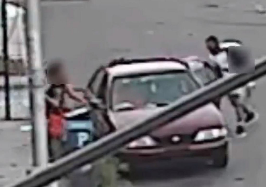 Porywacz chwycił 5-latka i uciekł. Wtedy matka dziecka... Szokujące wideo