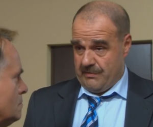 Ranczo 8 sezon odcinek 101. Pietrek (Piotr Pręgowski), senator Kozioł (Cezary Żak)