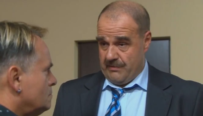 Ranczo 8 sezon odcinek 101. Pietrek (Piotr Pręgowski), senator Kozioł (Cezary Żak)