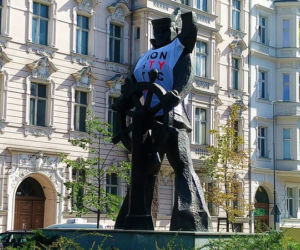 Szczeciński marynarz w koszulce z napisem Konstytucja