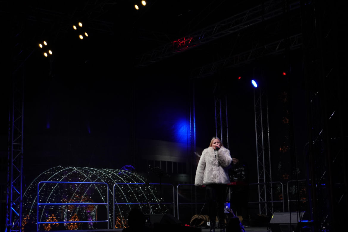 Koncert Gosi Andrzejewicz podczas jarmarku świątecznego na MTP