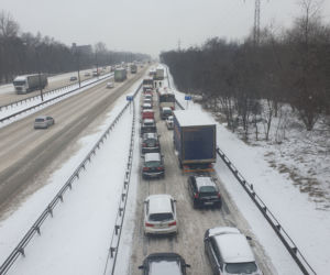 Katastrofalne warunki na drogach w Katowicach i Sosnowcu. TIR zablokował zjazd z Sosnowca na DK86. Są potężne korki [ZDJĘCIA]