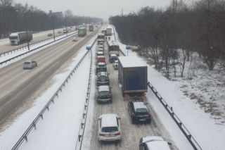 Katastrofalne warunki na drogach w Katowicach i Sosnowcu. TIR zablokował zjazd z Sosnowca na DK86. Są potężne korki [ZDJĘCIA]