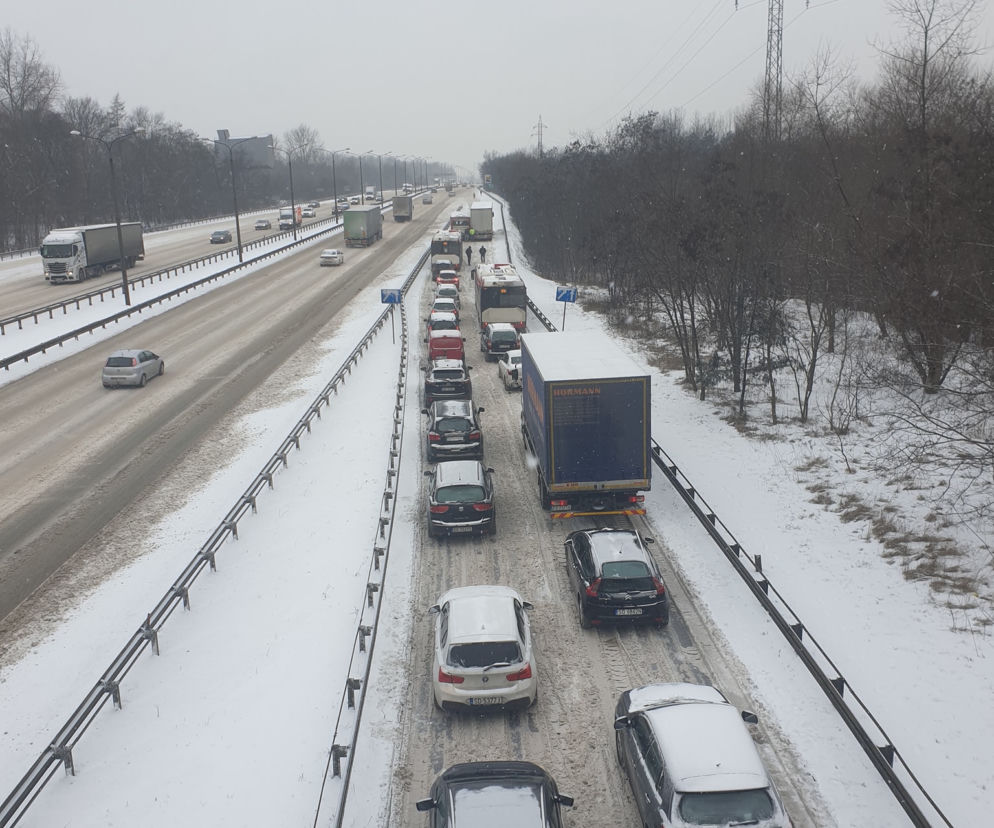 Katastrofalne warunki na drogach w Katowicach i Sosnowcu. TIR zablokował zjazd z Sosnowca na DK86. Są potężne korki [ZDJĘCIA]