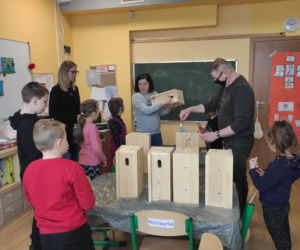 Dzieci z fundacji INKLUZJA budują domki dla ptaków