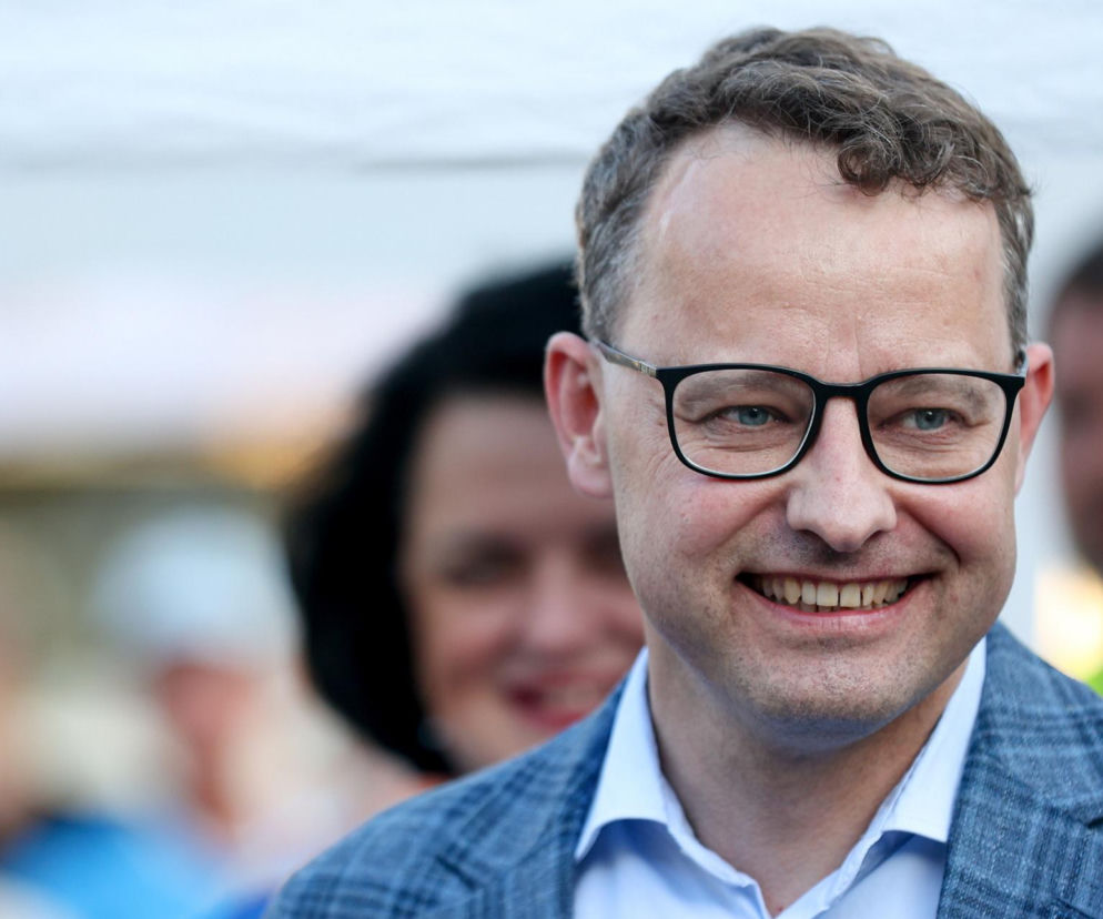 Uśmiechnięty poseł Marcin Romanowski w okularach. O jego wniosku o list żelazny przeczytasz na SE Polityka.