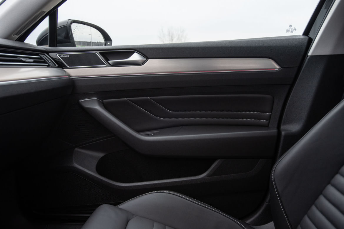Volkswagen Passat Elegance vs Skoda Superb Sportline