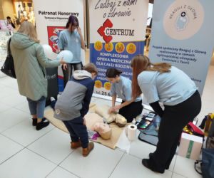 Uczennice IV LO szkolą Siedlczan z udzielania pierwszej pomocy