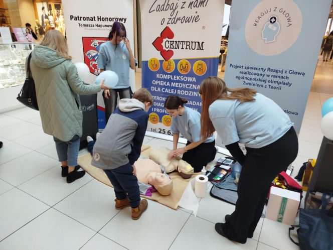 Uczennice IV LO szkolą Siedlczan z udzielania pierwszej pomocy