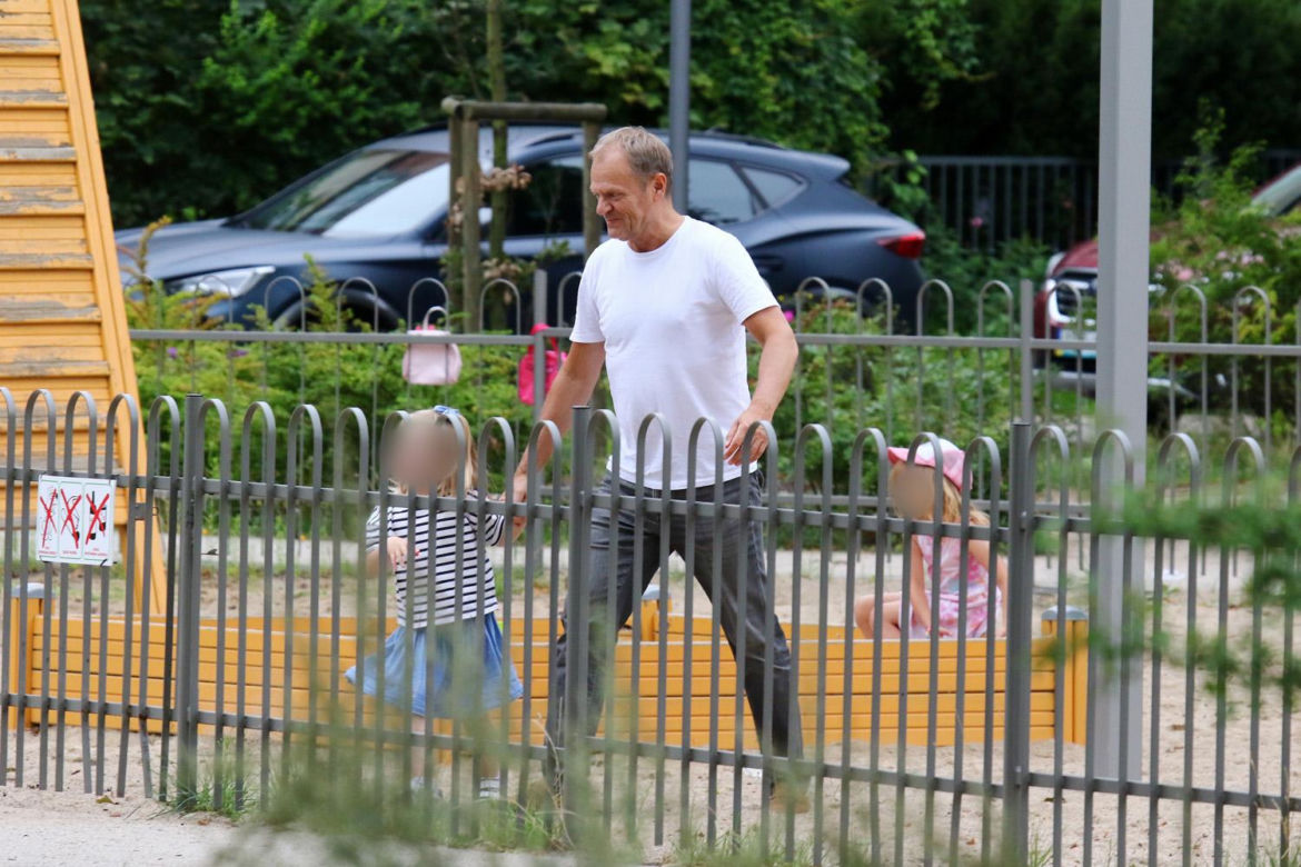 Donald Tusk bawi się z wnuczką
