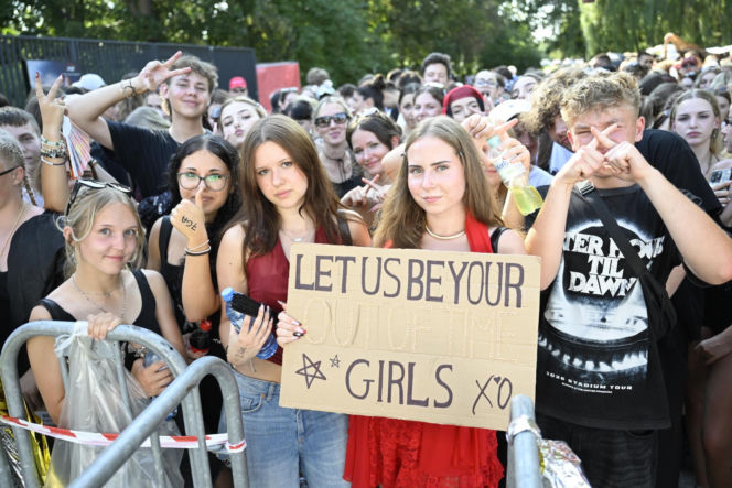 Fani w upale czekają na koncert The Weeknd. Tłumy w Warszawie