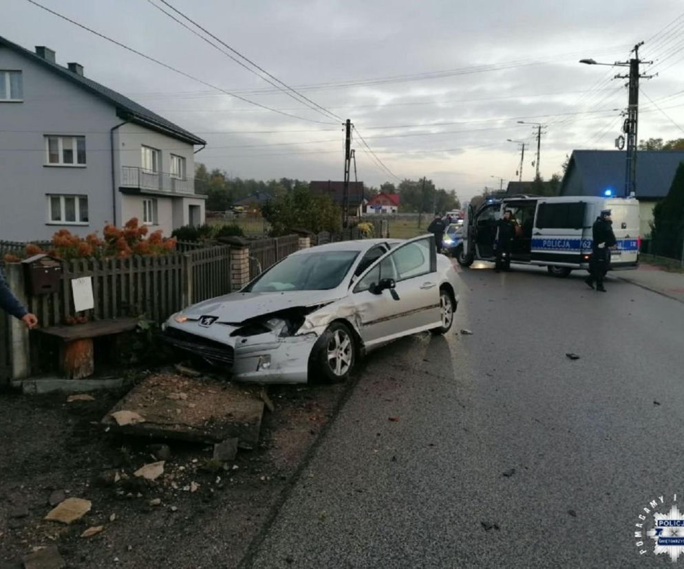 Rozbity Peugeot w przydrożnym rowie obok radiowozu. O pościgu pod Kielcami przeczytasz na Eska Kielce.