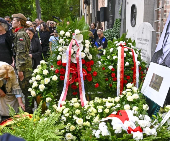 Zaskakujący widok na pogrzebie Jana Frycza. Pojawili się żołnierze 