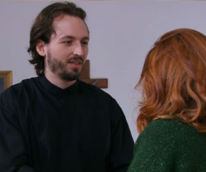 Na Wspólnej odc. 3241. ksiądz Olek (Jan Hussakowski), Anastazja (Karolina Bacia)