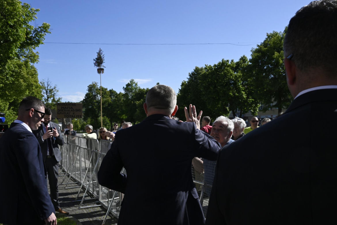 Premier Słowacji Robert Fico wielokrotnie postrzelony