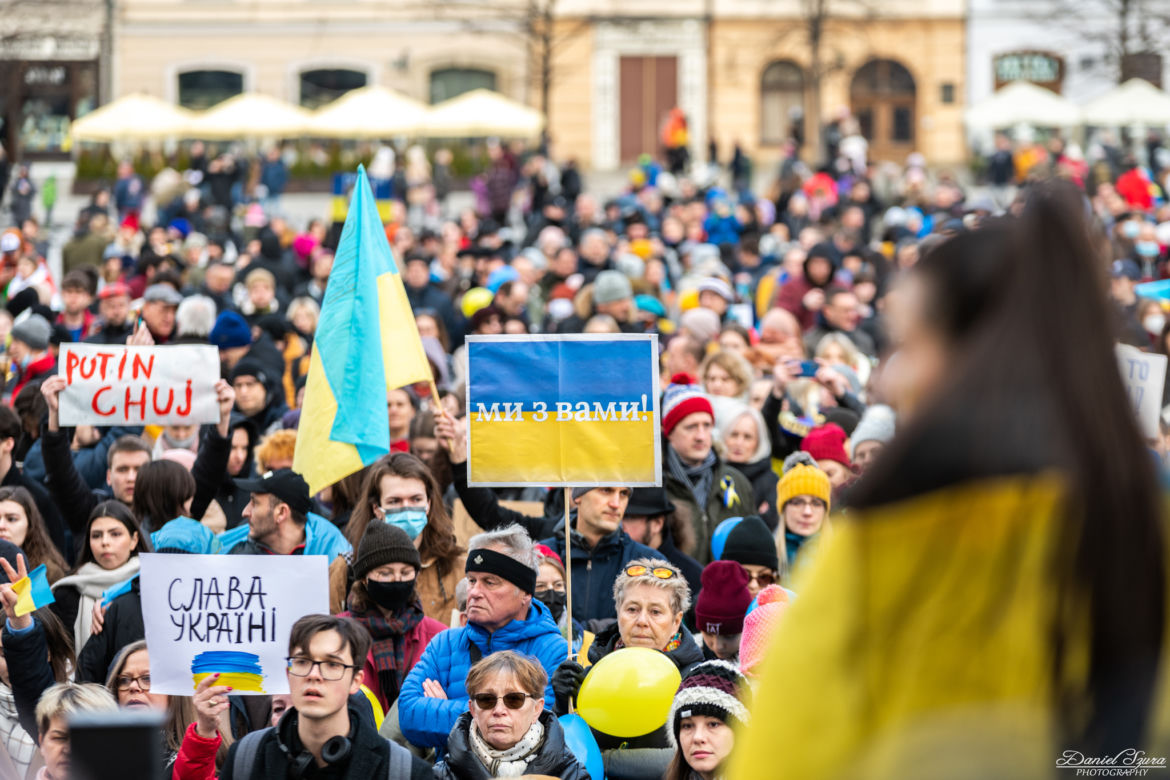 Kraków solidarny z Ukrainą! Wielka manifestacja na Rynku Głównym [ZDJĘCIA]