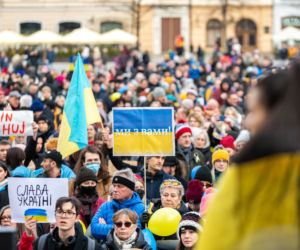 Kraków solidarny z Ukrainą! Wielka manifestacja na Rynku Głównym [ZDJĘCIA]