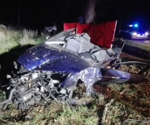 Audi roztrzaskane na drzewie, nie żyje dwóch 19-latków