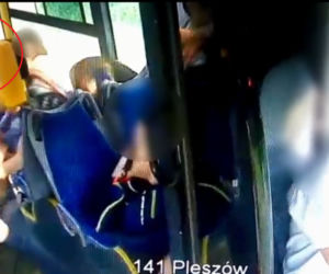 Kraków: Brutalny napad i atak maczetą w autobusie