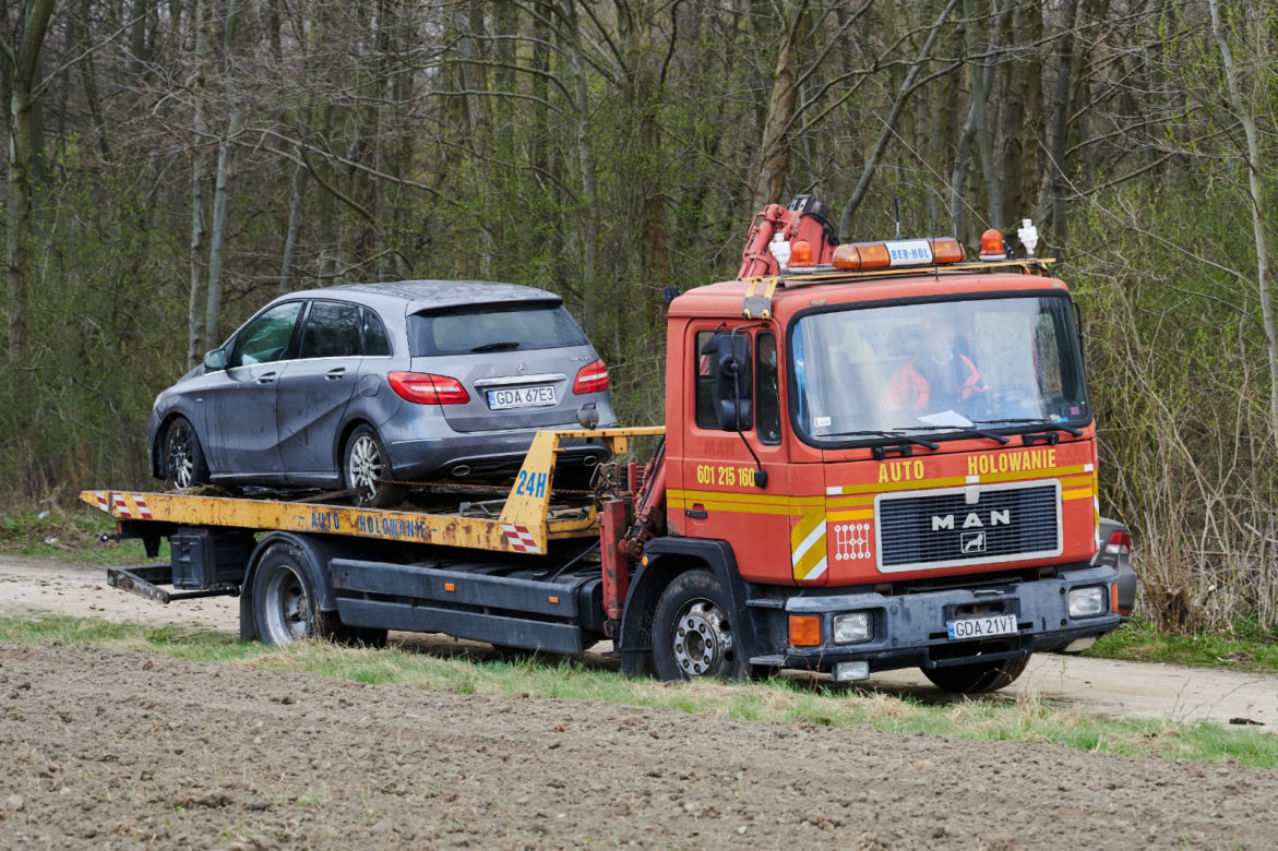Auto wjechało do Raduni w Juszkowie. 40-letni kierowca nie przeżył