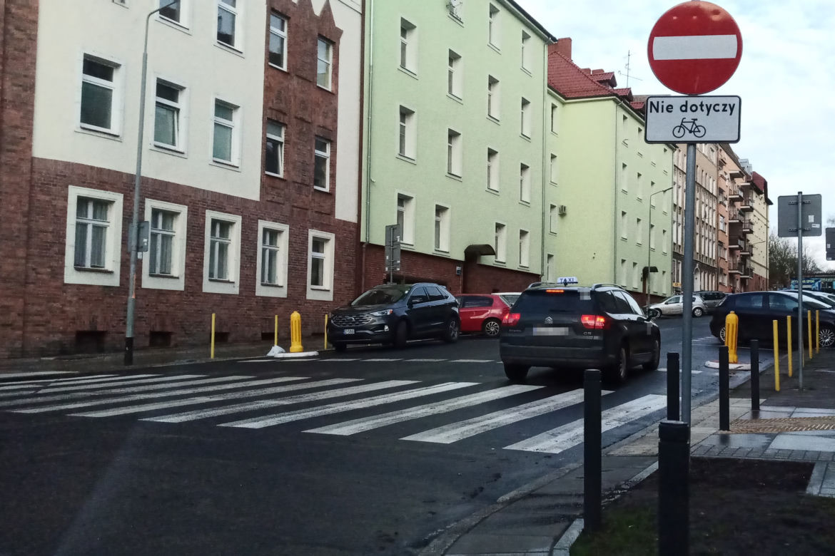 Taksówkarze jeżdżą "pod prąd" na ulicy Wilków Morskich
