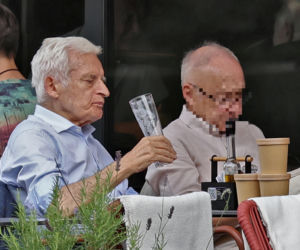 Premier Jerzy Buzek chłodzi się piwkiem