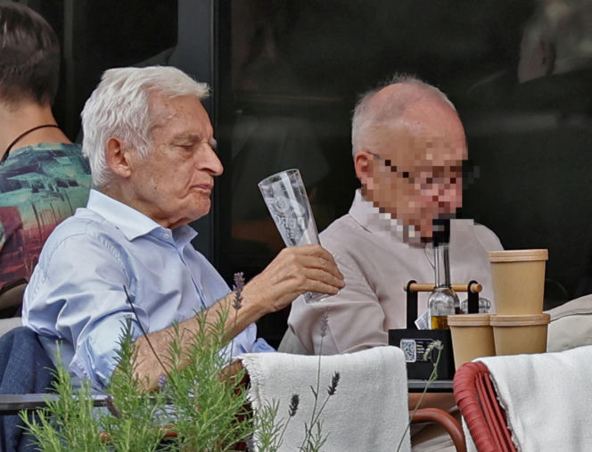 Premier Jerzy Buzek chłodzi się piwkiem