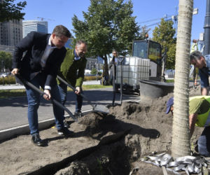 Trzaskowski z łopata w centrum miasta