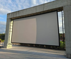 To jedyne takie kino plenerowe w Świętokrzyskiem. W Porcie Lubianka na leżakach i na kajakach