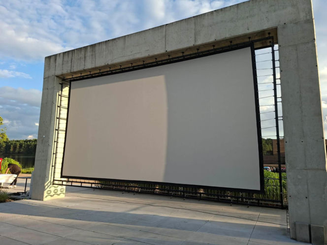 To jedyne takie kino plenerowe w Świętokrzyskiem. W Porcie Lubianka na leżakach i na kajakach