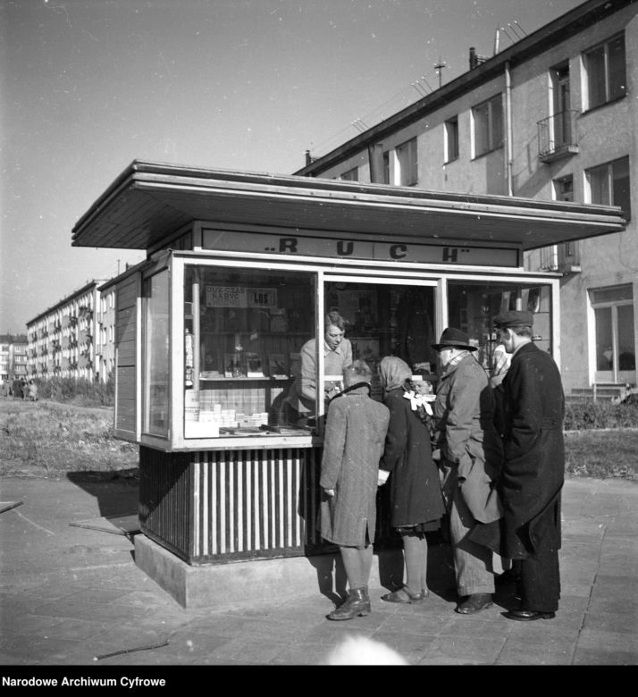 QUIZ PRL. Szybko, tanio i po drodze. Czy pamiętasz, co kupowałeś w kioskach Ruchu? 