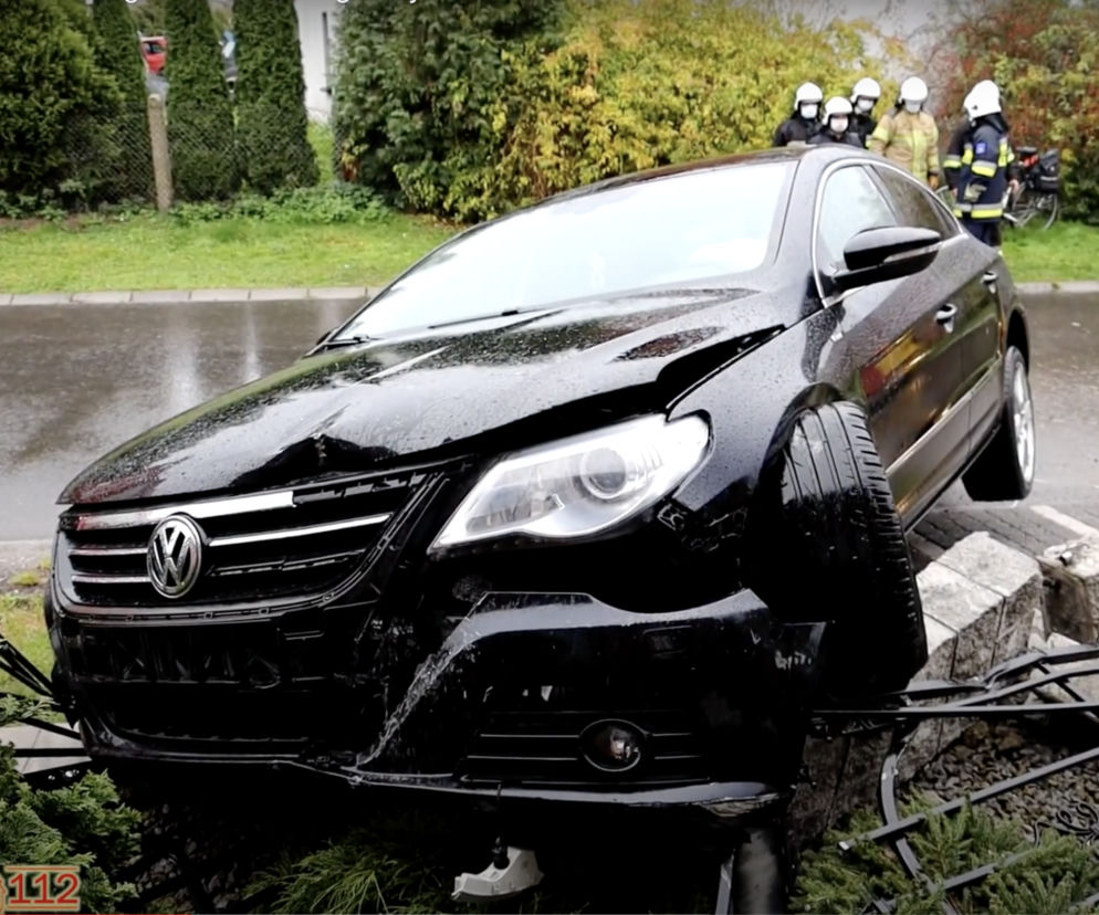 Pijana 62-latka rozwaliła się na ogrodzeniu posesji