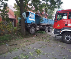 Koszmarny wypadek w Łowiczku. Kierowca wjechał PROSTO POD KOŁA CIĘŻARÓWKI