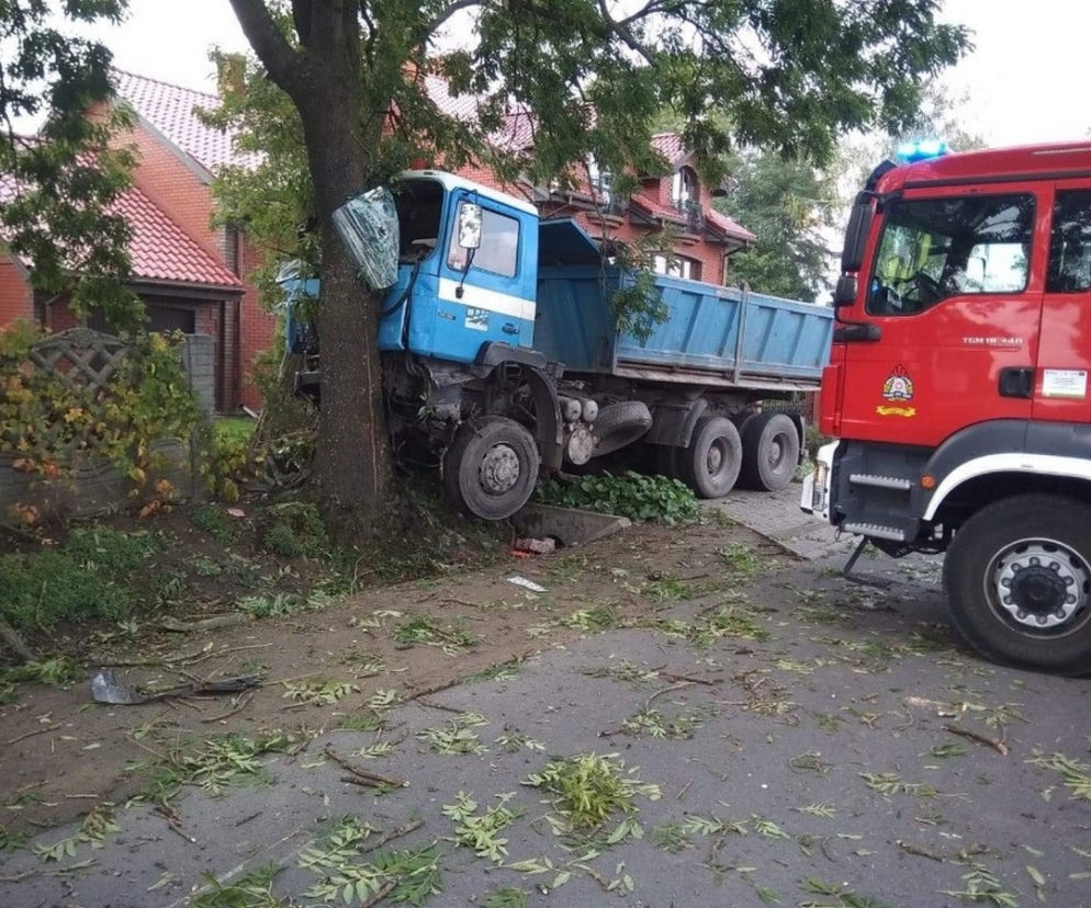 Koszmarny wypadek w Łowiczku. Kierowca wjechał PROSTO POD KOŁA CIĘŻARÓWKI