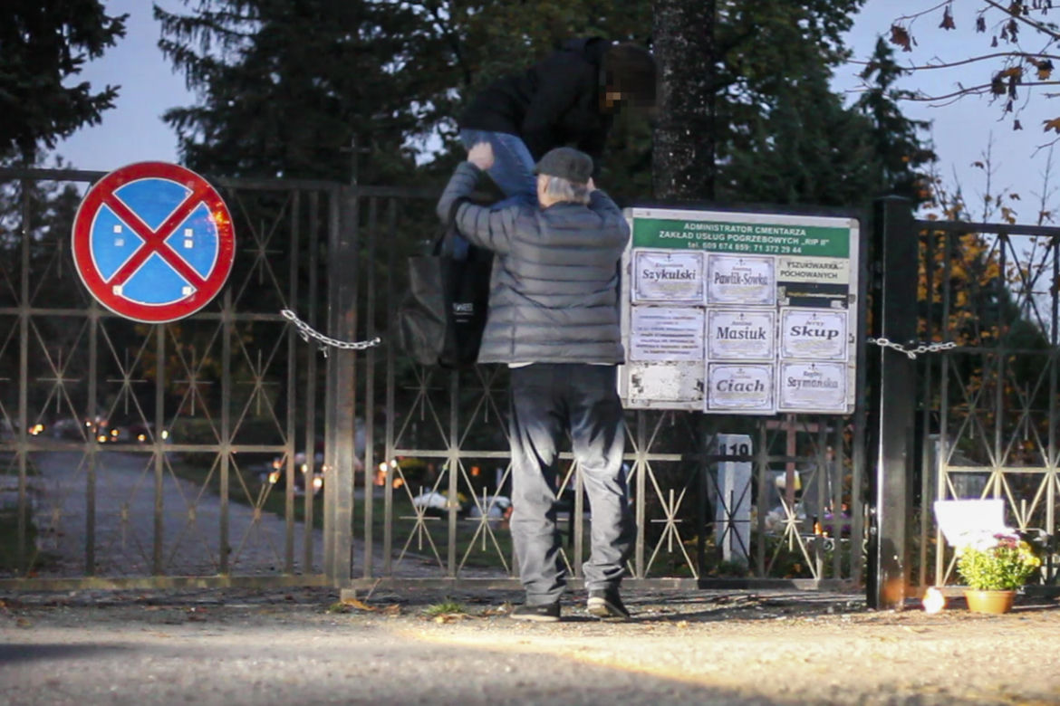 Ludzie włamują się na cmentarze 