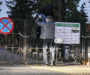 Ludzie włamują się na cmentarze 