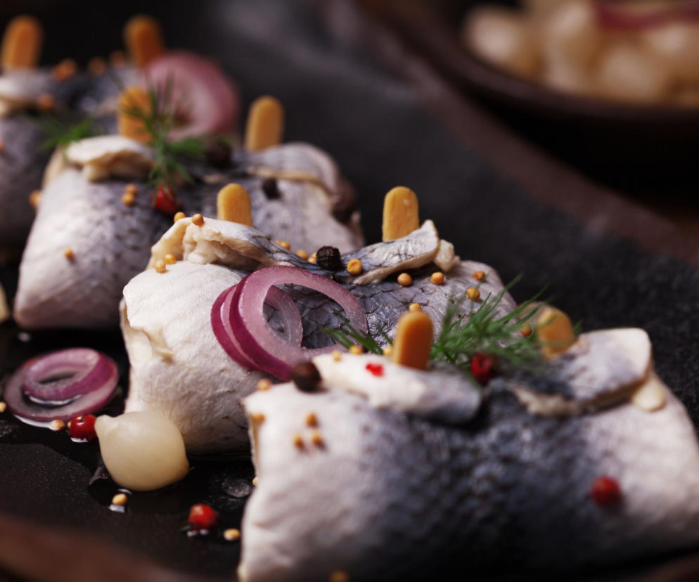 Śledzie na świątecznych stołach mogą stać się rarytasem. Zobacz, jak temu zapobiec