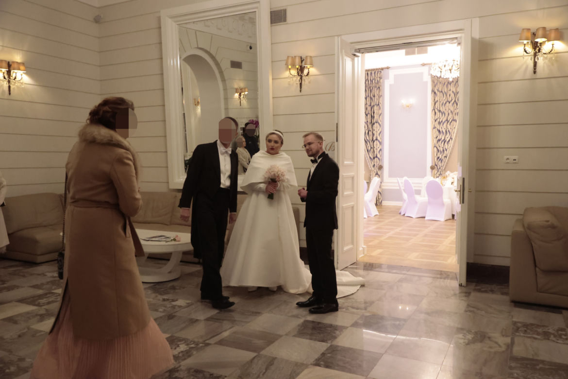 Ślub Patkowskiego i Semeniuk. Powitanie młodej pary