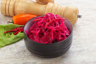 Grozi ci miażdżyca, anemia lub Alzheimer? 5 sałatek z burakiem, które ochronią twój mózg i serce