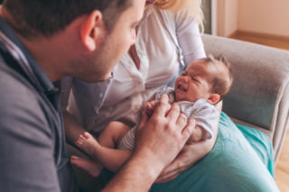 Goście chcą wziąć noworodka na ręce? Rodzice mają prawo powiedzieć „nie”